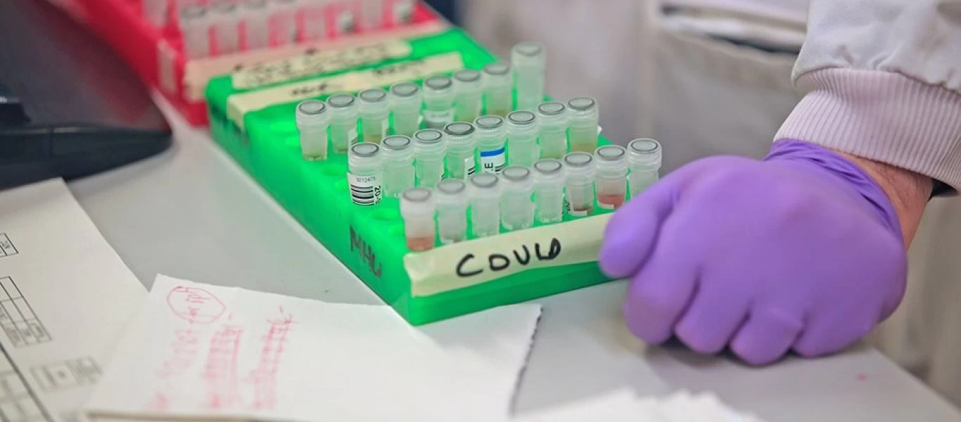 Τέλος τα τέστ κορωνοϊού σε όσους έχουν ελαφρά συμπτώματα – Στο μικροσκόπιο μόνο ασθενείς με πνευμονία